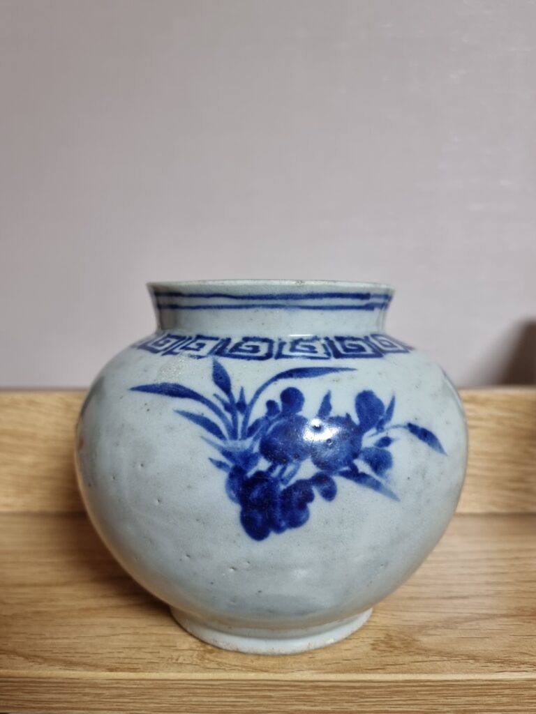 이도갤러리 청화백자 괴석난초문호