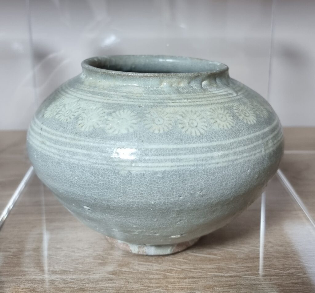 조선초기 분청 인화 국화문 호 재원 구연부