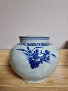 이도갤러리 청화백자 괴석난초문호