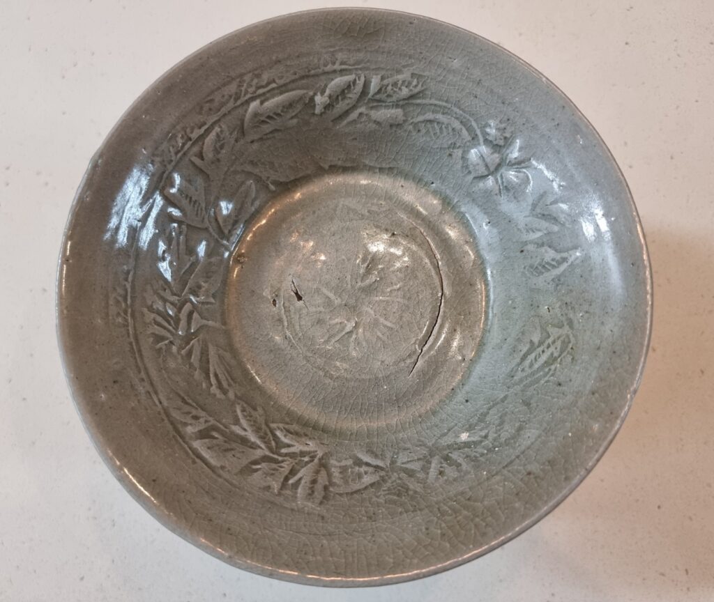 고려시대 초기 양각 꽃 도안 대접