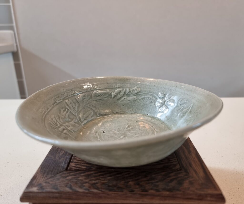 고려시대 초기 양각 꽃 도안 대접