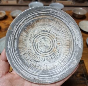 조선초기 경남지역 귀얄 접시 13.8cm